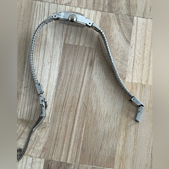 Seiko Ladies Watch Vintage Mechanical Winding Silver Tone Bracelet and Dial - Picture 9 of 15